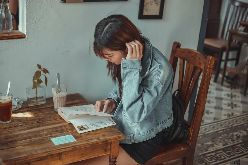 A young woman reading in a cafe